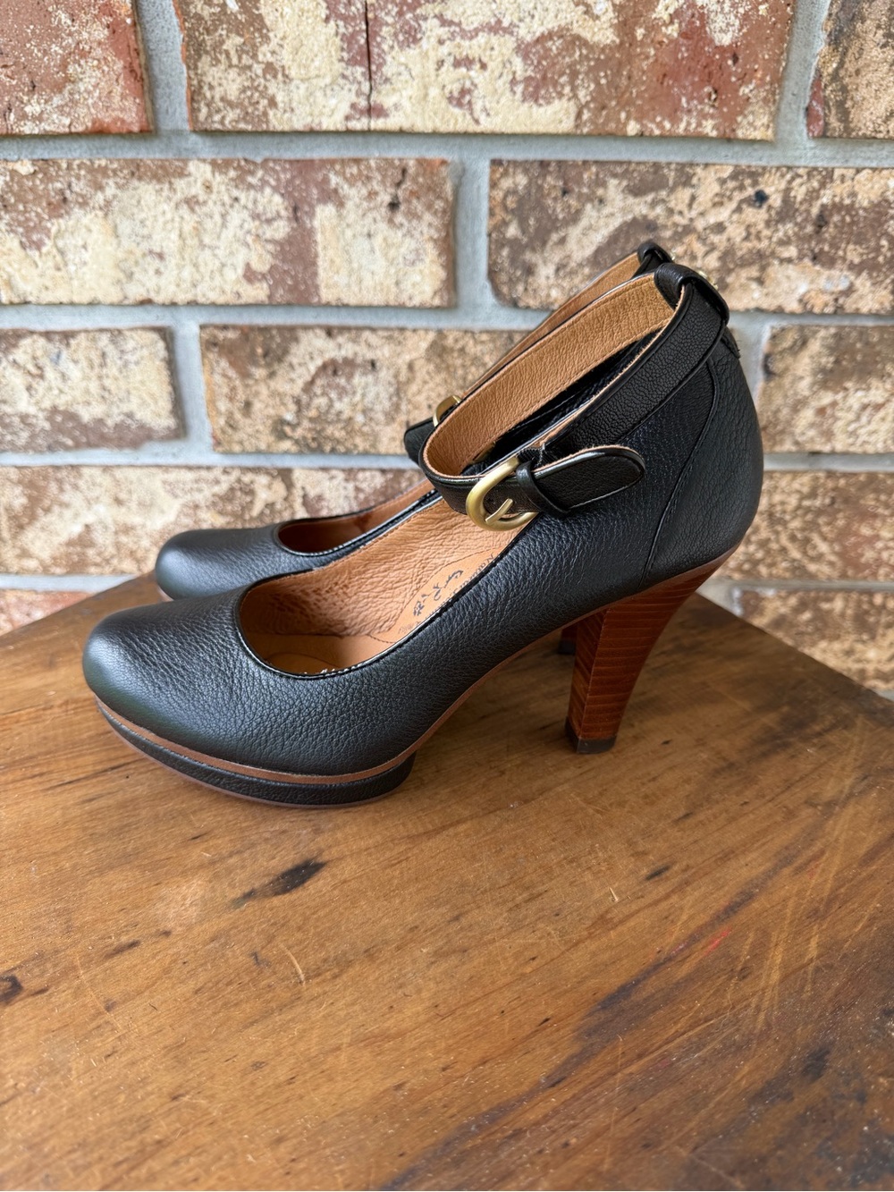 Sofft Black Pebbled Leather Platform Ankle Strap Pumps Women’s Size 8M Beautiful